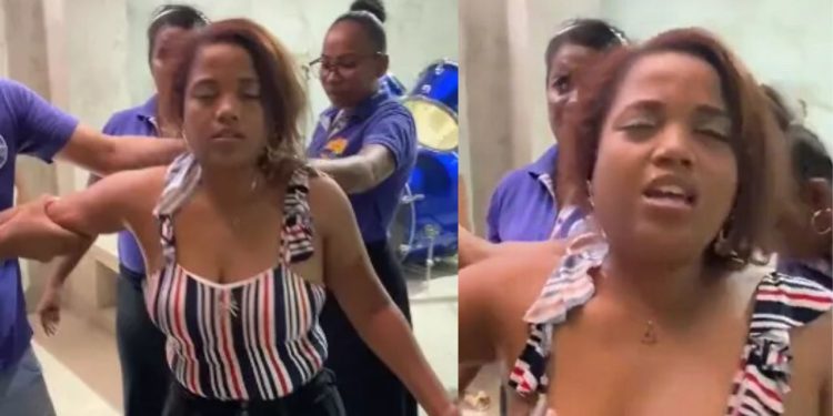 Um vídeo de uma mulher supostamente possuída por um demônio em uma igreja na Colômbia mostra ela cantando Waka Waka