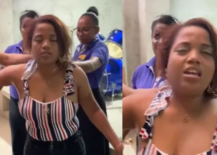 Um vídeo de uma mulher supostamente possuída por um demônio em uma igreja na Colômbia mostra ela cantando Waka Waka