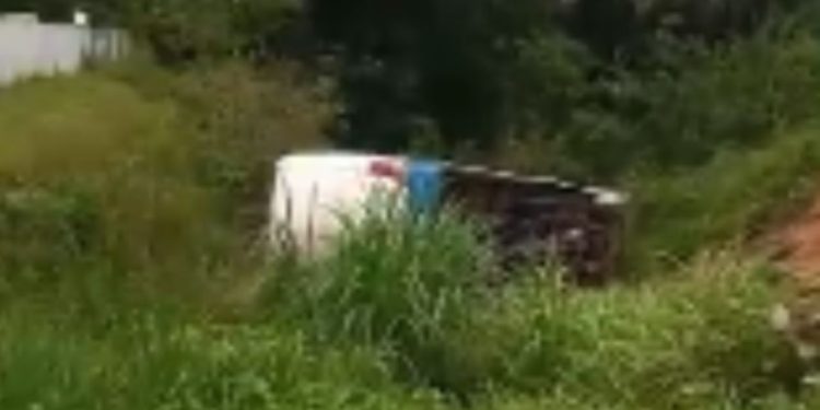 Um ônibus de uma empresa privada capotou em um curva conhecida como 'curva da morte' no quilômetro 27 da rodovia AM-010.