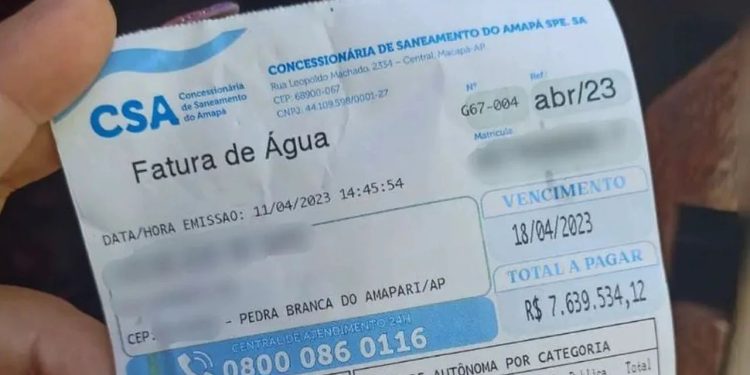 Uma mulher tomou um susto ao receber a conta de água no valor de R$ 7,6 milhões, na última terça-feira (11).