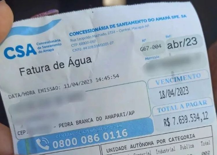 Uma mulher tomou um susto ao receber a conta de água no valor de R$ 7,6 milhões, na última terça-feira (11).