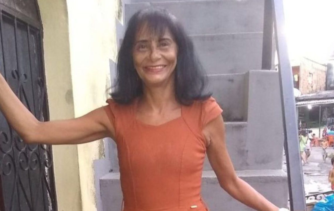 Uma mãe foi assassinada com tiros no rosto na frente dos filhos dentro de sua casa na rua Floriano Grana, no Bairro da União, em Manaus.