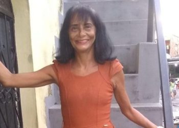 Uma mãe foi assassinada com tiros no rosto na frente dos filhos dentro de sua casa na rua Floriano Grana, no Bairro da União, em Manaus.