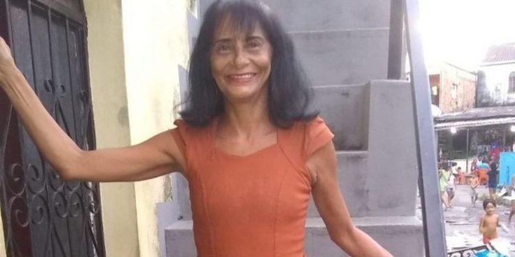 Uma mãe foi assassinada com tiros no rosto na frente dos filhos dentro de sua casa na rua Floriano Grana, no Bairro da União, em Manaus.