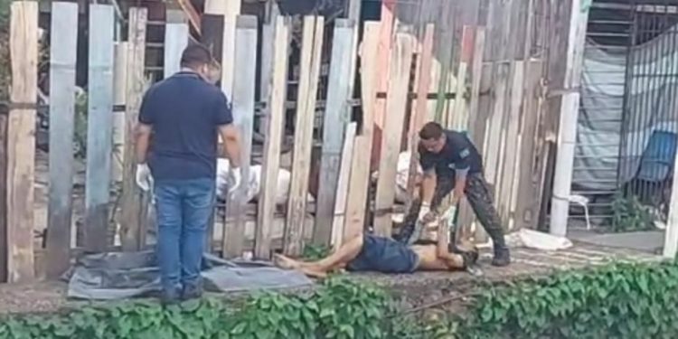 Um homem foi executado após um tiroteio na rua Beira Rio, bairro da União, zona centro-sul de Manaus, neste sábado (15).