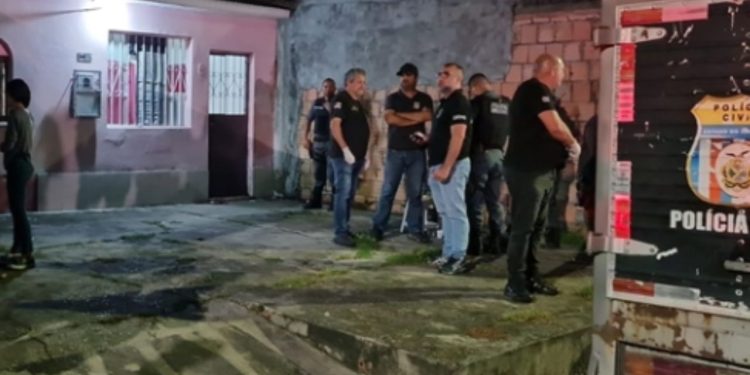 Três pessoas foram brutalmente assassinadas durante bebedeira em uma residência situada na rua 31, bairro Novo Aleixo, zona Norte de Manaus.