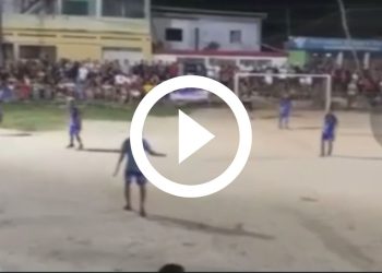 Durante uma partida de futebol na noite deste sábado (29), um homem identificado apenas como Evandro, foi baleado após um tiroteio.