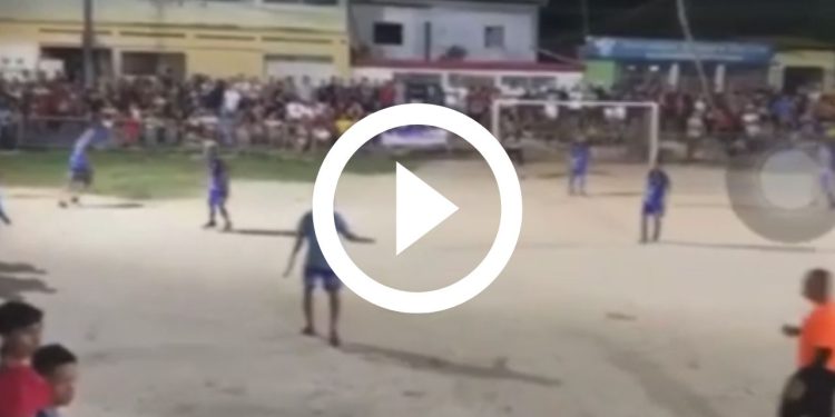 Durante uma partida de futebol na noite deste sábado (29), um homem identificado apenas como Evandro, foi baleado após um tiroteio.