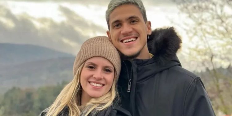 Esposa do atacante Pedro, do Flamengo, é investigada por envolvimento em esquema criminoso, conforme a Polícia Civil do Rio Grande do Sul.