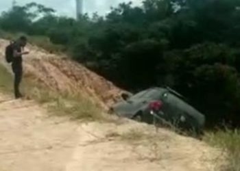 um motorista bêbado dormiu ao volante e quase caiu com o veículo em um abismo na Avenida dos Oitis, bairro Distrito Industrial em Manaus. 