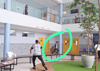 Uma imagem que circula nas redes sociais mostra o momento em que o aluno de 12 anos, que esfaqueou duas colegas e uma. Imagem mostra