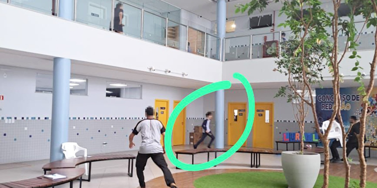 Uma imagem que circula nas redes sociais mostra o momento em que o aluno de 12 anos, que esfaqueou duas colegas e uma. Imagem mostra