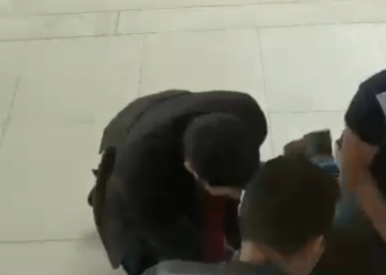 Um vídeo que circula nas redes sociais mostra o momento em que o estudante de 12 anos, que esfaqueou duas colegas e uma, Vídeo mostra