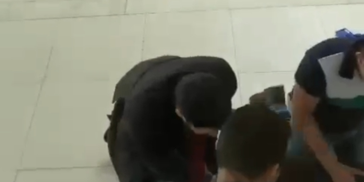 Um vídeo que circula nas redes sociais mostra o momento em que o estudante de 12 anos, que esfaqueou duas colegas e uma, Vídeo mostra