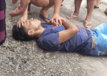 Um homem foi baleado e ficou agonizando na tarde de terça-feira (4), na rua Ouro, bairro Cidade de Deus, zona norte de Manaus. Vídeo: