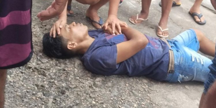 Um homem foi baleado e ficou agonizando na tarde de terça-feira (4), na rua Ouro, bairro Cidade de Deus, zona norte de Manaus. Vídeo: