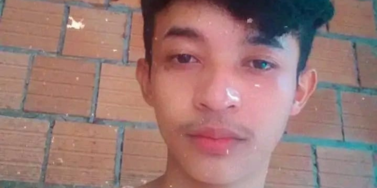 Arleson Martins de apenas 15 anos foi executado a tiros, no domingo (9), no momento em que participava de uma festa de. Adolescente é