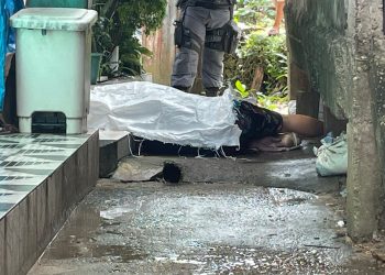 Homem entrega filho de 3 anos, se ajoelha e morre a tiros