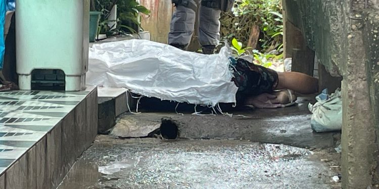 Homem entrega filho de 3 anos, se ajoelha e morre a tiros