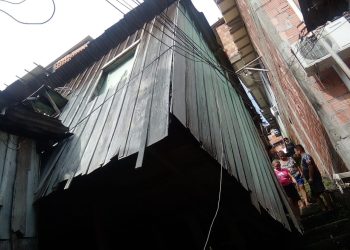 Casa de madeira desaba no bairro Petrópolis; veja vídeo