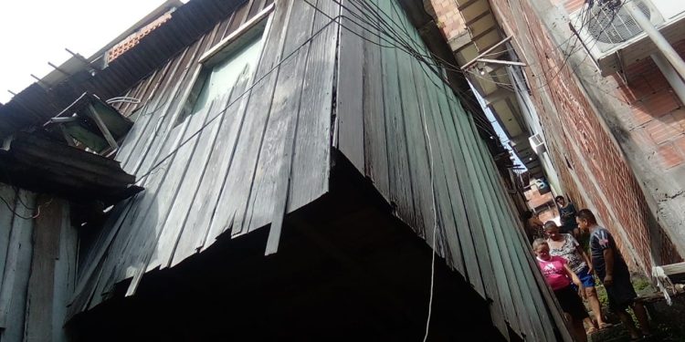 Casa de madeira desaba no bairro Petrópolis; veja vídeo