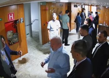 As imagens do circuito interno do Palácio do Planalto mostram que o presidente Luiz Inácio Lula da Silva (PT) esteve no prédio no mesmo dia da invasão golpista de 8 de janeiro.