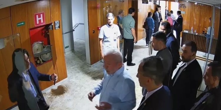 As imagens do circuito interno do Palácio do Planalto mostram que o presidente Luiz Inácio Lula da Silva (PT) esteve no prédio no mesmo dia da invasão golpista de 8 de janeiro.