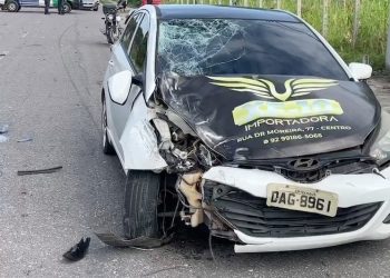 Um passageiro foi arremessado da motocicleta por App durante um grave acidente de trânsito envolvendo um carro de passeio. Passageiro é
