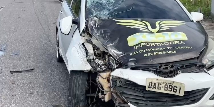 Um passageiro foi arremessado da motocicleta por App durante um grave acidente de trânsito envolvendo um carro de passeio. Passageiro é