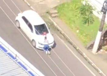 Uma mulher não identificada, foi atropelada e arrastada por um carro durante uma manifestação que aconteceu na manhã. Mulher é