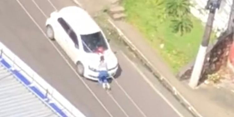 Uma mulher não identificada, foi atropelada e arrastada por um carro durante uma manifestação que aconteceu na manhã. Mulher é