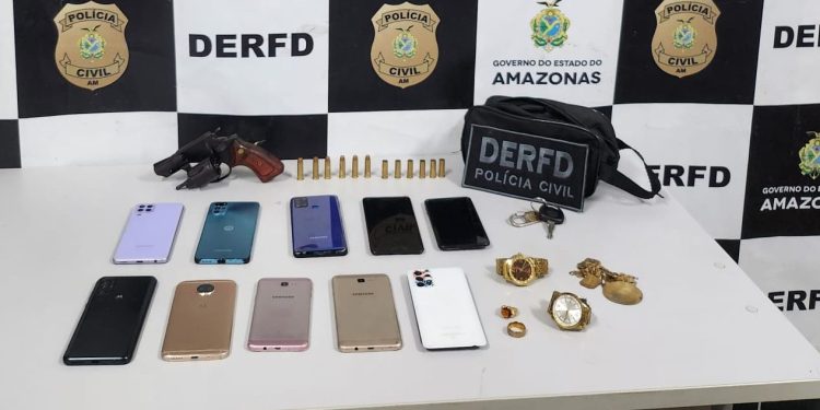 A Polícia Civil do Amazonas (PC-AM), por meio da Delegacia Especializada em Roubos, Furtos e Defraudações (DRFD), prendeu em flagrante, na quarta-feira