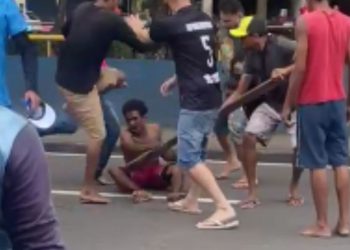 Um vídeo mostra um suposto assaltante chamando por Deus enquanto apanha da população no bairro Compensa, zona oeste de Manaus.