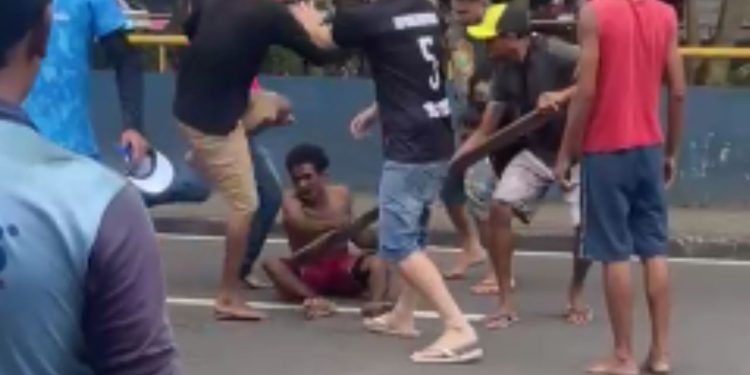 Um vídeo mostra um suposto assaltante chamando por Deus enquanto apanha da população no bairro Compensa, zona oeste de Manaus.