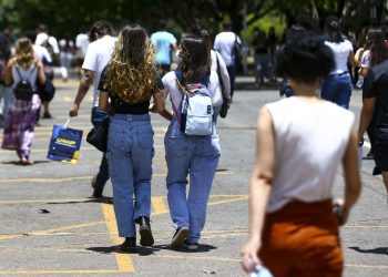 Estudantes que forem fazer o Enem 2023 podem pedir a isenção da taxa de inscrição a partir desta segunda feira (17).