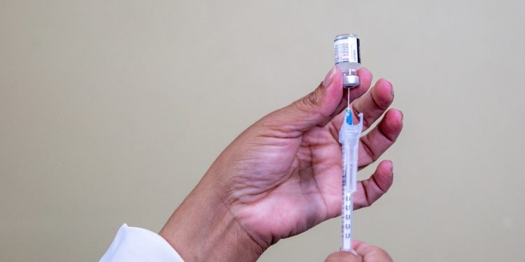 A Prefeitura de Manaus amplia a oferta da vacina bivalente contra a Covid-19, a partir deste sábado (29), como dose de. Prefeitura libera.