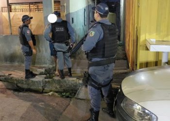 Policiais lotados na 30ª (Cicom), salvaram na noite desta segunda-feira (24), um homem, das mãos do “Tribunal do Crime”.