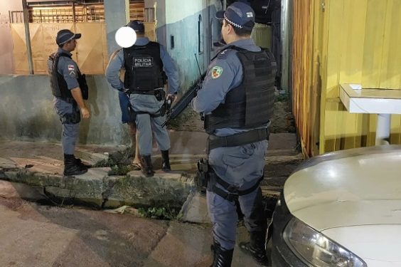 Policiais lotados na 30ª (Cicom), salvaram na noite desta segunda-feira (24), um homem, das mãos do “Tribunal do Crime”.
