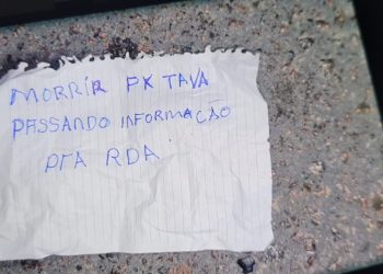 Marcos Andrade, 25, foi morto a tiros e um bilhete foi deixado ao lado do seu corpo dizendo: "Morri pk tava passando informação. Homem é