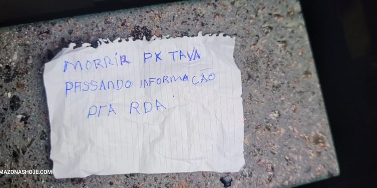 Marcos Andrade, 25, foi morto a tiros e um bilhete foi deixado ao lado do seu corpo dizendo: "Morri pk tava passando informação. Homem é