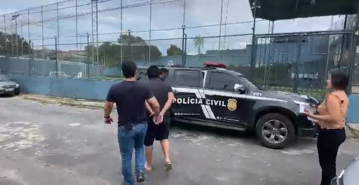 Rayk da Silva Ferreira, de 27 anos, foi preso na tarde desta terça-feira (18), preventivamente, por policiais do 2º Distrito Integrado de Polícia (DIP), sob a suspeita de aplicar diversos golpes de estelionato em Manaus.