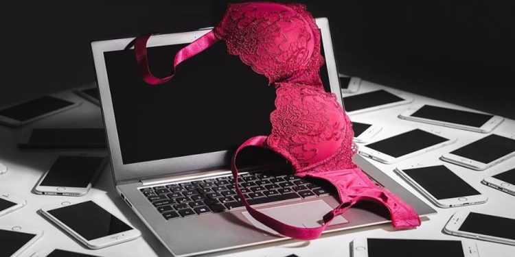 O sextorsão designa a prática de extorsão a partir da ameaça de exposição de supostas fotos ou vídeos sexuais na Internet.