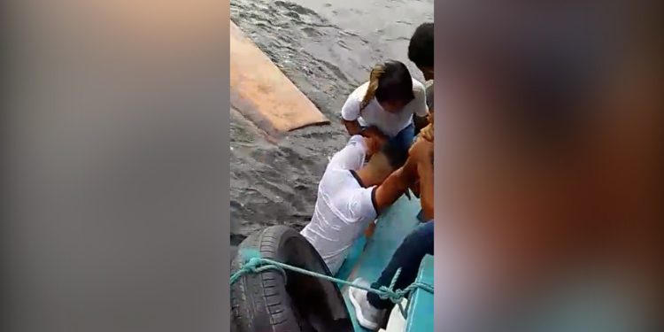 Um estudante ribeirinho foi resgatado após sua canoa alagar e virar no rio, na comunidade do Canumã, que fica entre os municípios. Canoa vira