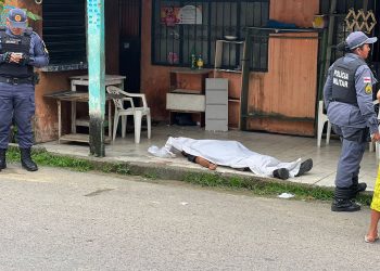 Embriagado, homem cai de cadeira e morre ao bater a cabeça