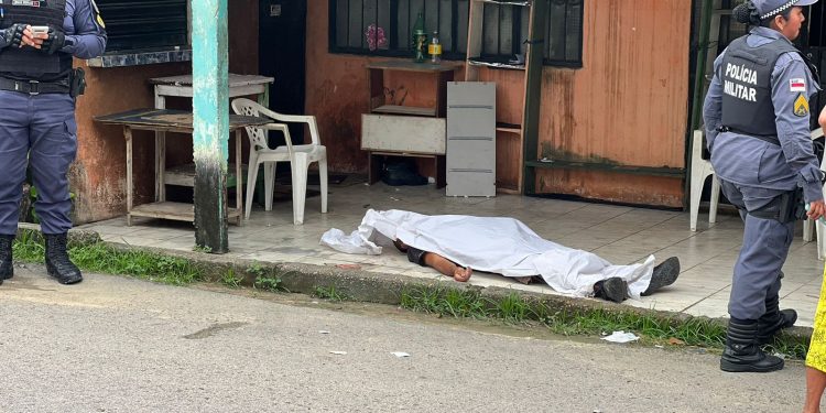 Embriagado, homem cai de cadeira e morre ao bater a cabeça