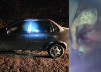 O corpo de um homem não achado dentro de um carro metralhado de tiros no ramal Bons Amigos, no Km 26, da rodovia AM-010.