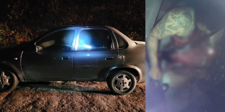 O corpo de um homem não achado dentro de um carro metralhado de tiros no ramal Bons Amigos, no Km 26, da rodovia AM-010.