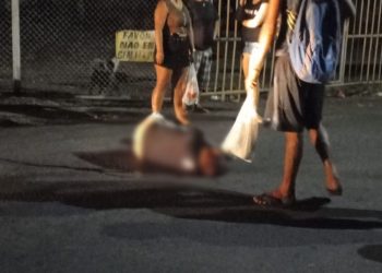 Na noite deste sábado (08), um homem foi morto com tiros na cabeça em via pública na rua dos Alves, bairro Crespo, zona Sul de Manaus.