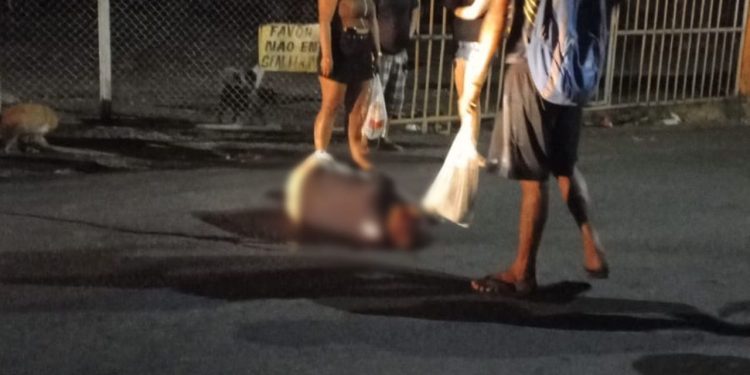 Na noite deste sábado (08), um homem foi morto com tiros na cabeça em via pública na rua dos Alves, bairro Crespo, zona Sul de Manaus.