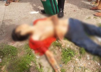 Homem agoniza até a morte após tiros na na rua Massarico, bairro São José Operário, zona leste de Manaus nesta segunda-feira (10).